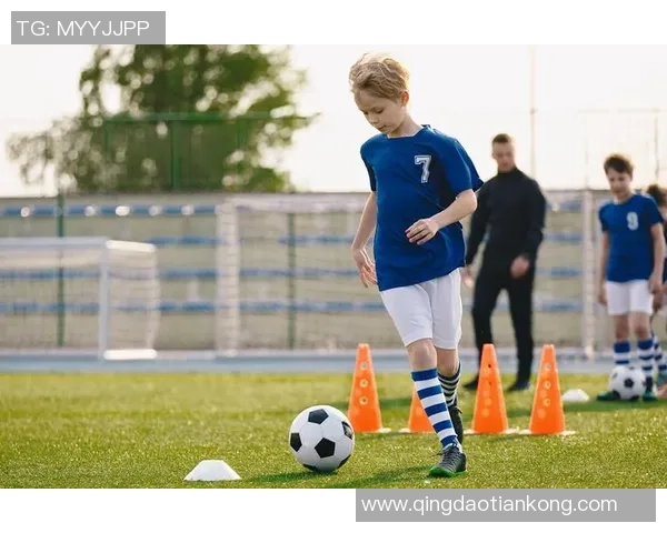 足球靓仔的魅力与风采探索球场背后的故事与梦想